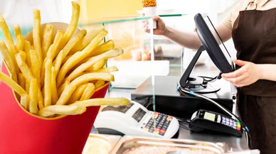 Çöpten çıkardığı patatesleri satan Burger King çalışanı kovuldu!