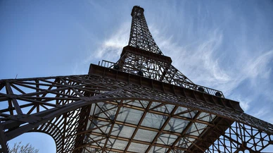 Alkollü turistler Eyfel Kulesi'nde mahsur kaldı