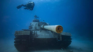 Su altındaki tanka Zafer Bayramı dalışı