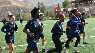 Hakkari’deki Ganalı kadın futbolcular!
