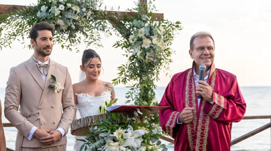 Melek Mosso evlendi: Düğün yerine depremzedelere destek!