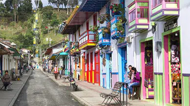 Turistik kasabada 7 ceset bulundu