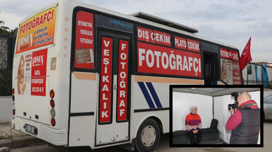 Depremde iş yeri yıkılan fotoğrafçı midibüsü stüdyoya çevirdi!