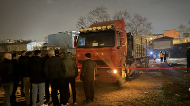 Önüne düştüğü tırın altında kaldı!