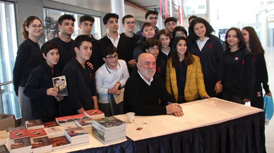 Ercan Kesal, kolejlilerle kitap fuarında buluştu