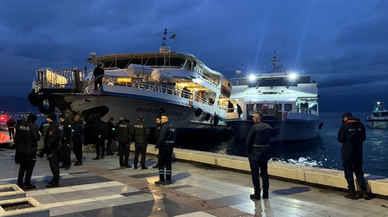 İzmir'de bir yolcu vapuru karaya çarptı