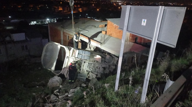 Balıkesir'de freni boşalan kamyon eve girdi: 2 ölü