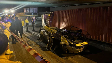 Bakırköy'de tır, otomobilin üstüne devrildi: 4 ölü