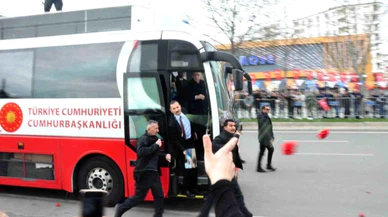 Cumhurbaşkanı Erdoğan, çocuklara Togg'un oyuncağını dağıttı