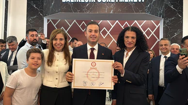 CHP’li Akın’dan, CHP bayrağına suç duyurusu!