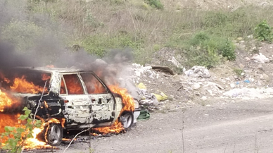 Eşine kızıp otomobili yaktı