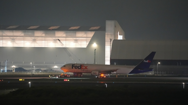 Gövde üzerine iniş yapan kargo uçağı pistten kaldırıldı