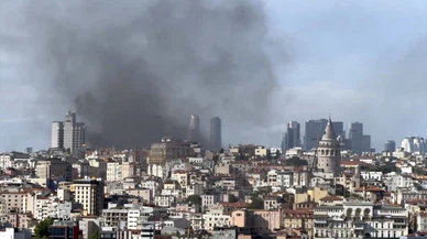 İstiklal Caddesi'nde mağaza yangını!
