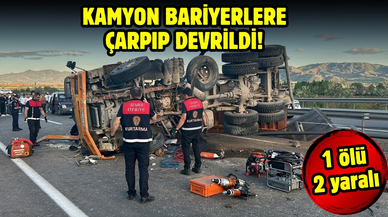 Kamyon bariyerlere çarpıp devrildi!