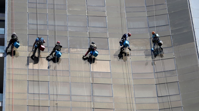 Çin'de gökdelenin camlarını temizleyen işçiler fırtınanın etkisiyle havada savruldu!