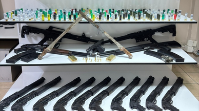 Adana'da bir evin bacasında ruhsatsız 15 silah ele geçirildi!