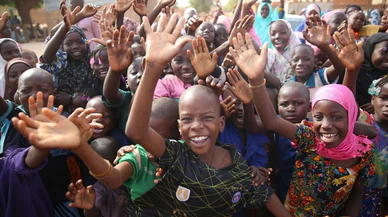 Nijerli çocukların yüzü kurban etiyle güldü