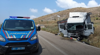 Adana'da tırla kamyonet çarpıştı: 3 kişi öldü, 2 kişi yaralandı