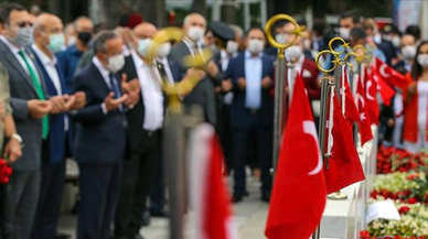 Kahramanlar kabirleri başında anıldı