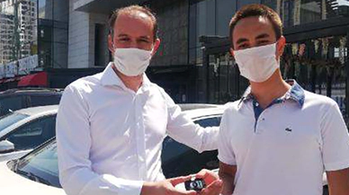 Öğrencisine otomobilini hediye etti
