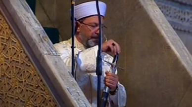 Diyanet İşleri Başkanı minbere kılıçla çıktı!