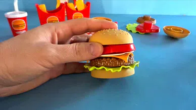 Çocuklar 'fast food'un oyuncağından da uzak tutulmalı