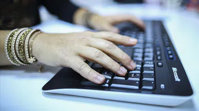 Koronavirüse karşı 'saat takı ve uzun tırnak' uyarısı