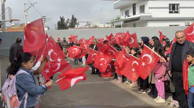 Şanlıurfa’da öğrencilerden anlamlı tepki: Okula bayrak ve çiçeklerle gittiler