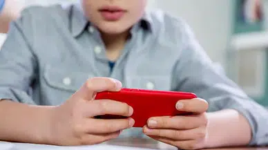 Sosyal medyada 15 yaş altına sınır teklifi komisyonda kabul edildi