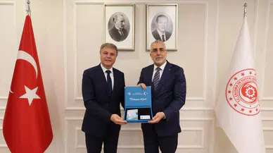 Bakan Işıkhan, Renault Group Türkiye CEO'su Jaillet'ye Turkuaz Kart takdim etti