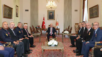 TBMM Başkanı Kurtulmuş, 15 Temmuz gazilerine “teşekkür beratı” takdim etti