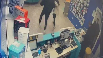 Telefonun fiyatını pahalı buldu, işyeri sahibini vurdu