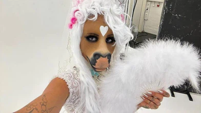 Tek hayali dört nala koşmak olan at suratlı kadın sosyal medyayı salladı!