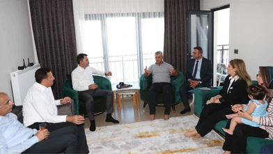 Bakan Kurum'dan depremzede aileye ziyaret