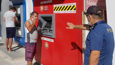 Maskesiz para çeken kişiye esprili uyarı: 1000 TL fazla çek