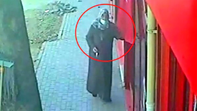 Kafe önündeki Türk bayrağını 3 kere öperek alnına koyan kadın görenleri duygulandırdı