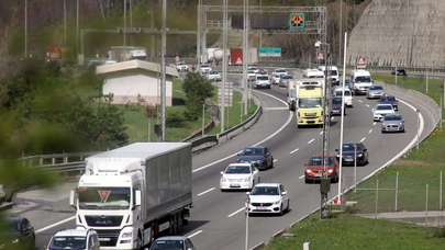 Bayram tatilinden dönenler Anadolu Otoyolu'nun Bolu geçişinde akıcı yoğunluk oluşturuyor