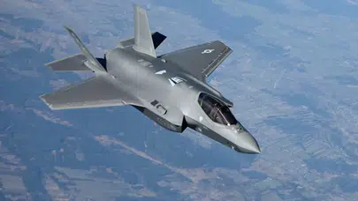 İran hava savunma sistemleri ABD'ye ait F-35 uçağını vurdu