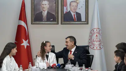 Milli Eğitim Bakanı Tekin, koltuğunu 5. sınıf öğrencisi Defne Bayraktaroğlu'na devretti