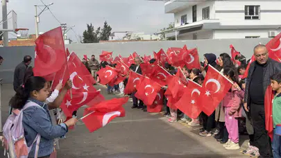Şanlıurfa’da öğrencilerden anlamlı tepki: Okula bayrak ve çiçeklerle gittiler