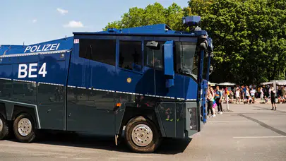 41 dereceyi gören Berlin’de polis, vatandaşları tazyikli suyla serinletti  