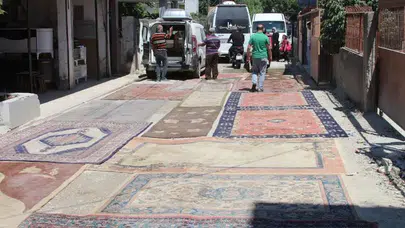 Asfaltlanmayan sokağa çözümü mahalleli buldu: Tozu önlemek için yola halı serdiler