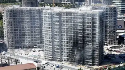 Maltepe’de inşaat yangını: Dış cephe alevlere teslim oldu