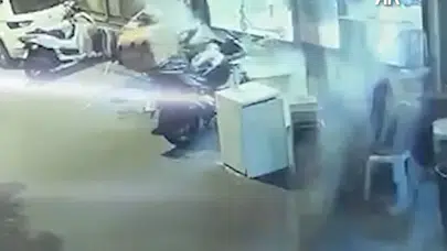 Fatih’te binadan kopan beton parçaları araçların üzerine düştü: 2 kişi son anda kurtuldu
