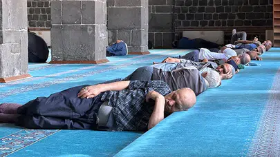 Diyarbakır’da 40 dereceyi gören sıcakta vatandaşlar serinlemek için camilere sığındı