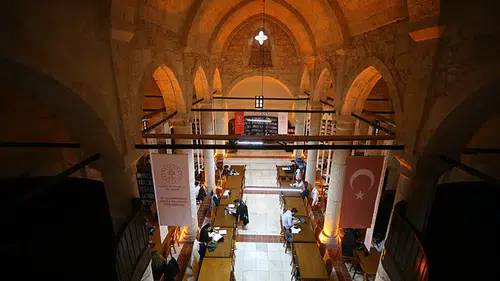 Deprem sonrası tarihi kiliseye taşınan kütüphaneye ziyaretçi akını