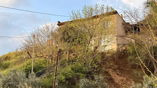 Aydın'da toprak kayması sonucu üç ev tahliye edildi