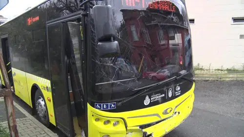 İETT otobüsü direğe çarptı: 4 yaralı