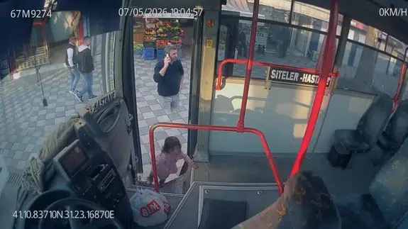 Minibüse tek başına binen 2 yaşındaki çocuk polisi harekete geçirdi