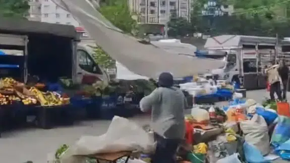 Artvin’de fırtına pazarı dağıttı: Tezgahlar devrildi
